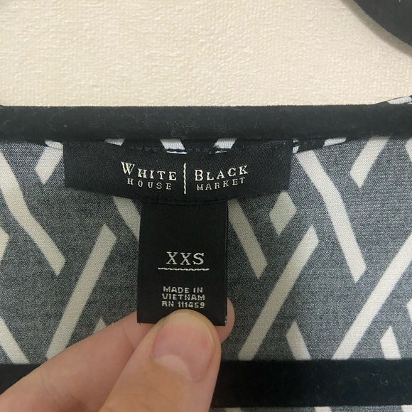 White House Black Market LIKE NEW geometric ruffle layered black/white tank XXS - Picture 4 of 4